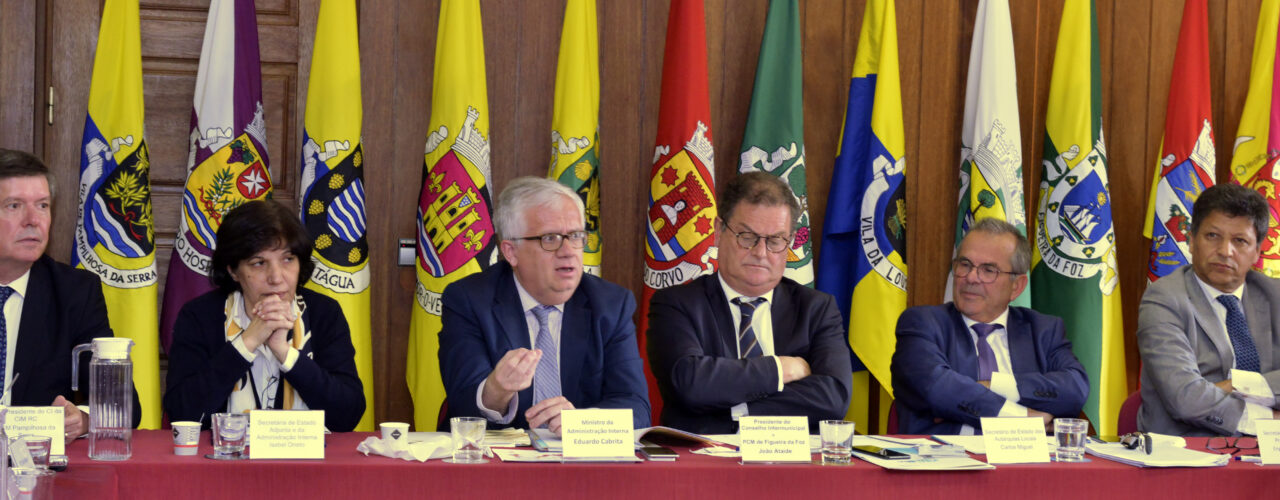 Ministro da Administração Interna, Eduardo Cabrita, com os autarcas da CIM Região de Coimbra